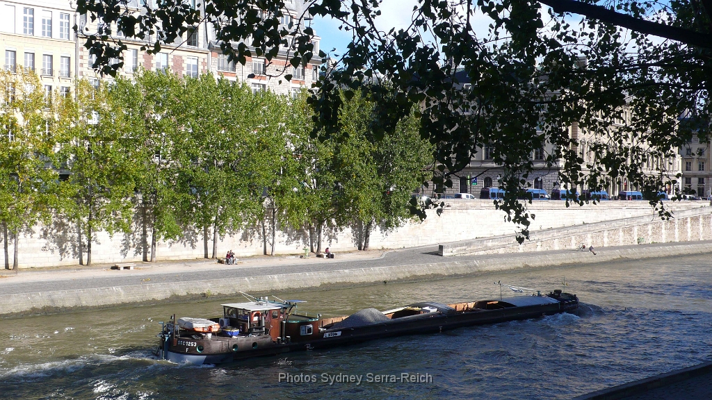 Peniche sur la Seine au Pont Neuf 23 10 2013.jpg - Péniche sur la Seine, au Pont- Neuf. 23 octobre 2013
